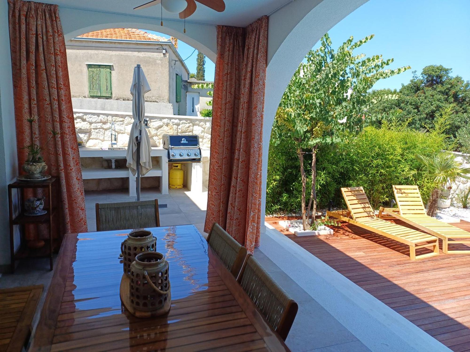 The Three Flowers Pool House Трогир Экстерьер фото